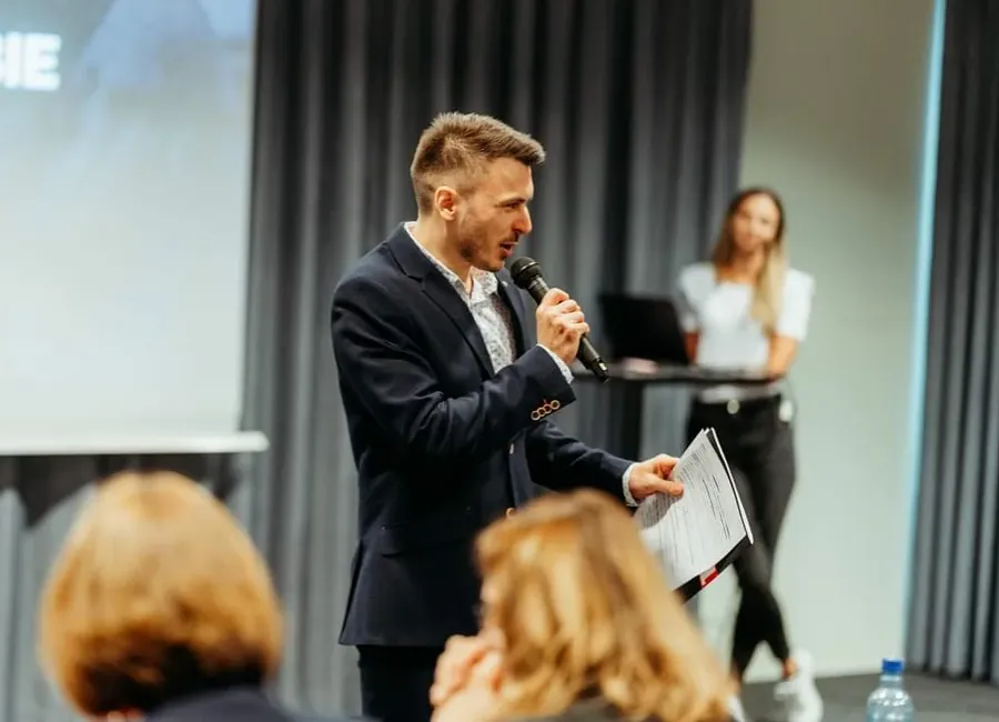 Alan Borys podczas wystąpienia o kreacjach reklamowych